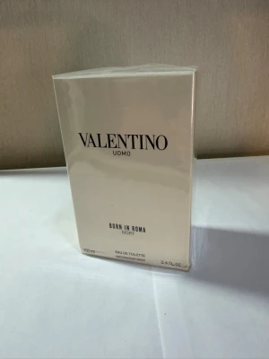 Valentino Uomo Born In Roma Ivory EdT - Valentino Uomo Born In Roma Ivory Eau de Toilette är en lyxig herrparfym i en stilren, ljusbeige kartong. Flaskan rymmer 100 ml och doften är modern och elegant. Förpackningen har tydlig Valentino-logga och exklusiv känsla.