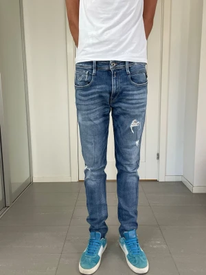 Replay Anbass Jeans  - Säljer nu dessa Replay Anbass Jeans, W33 o L32 med mått ca 42,5 o 106 cm. skriv för fler bilder/frågor🙌🏼