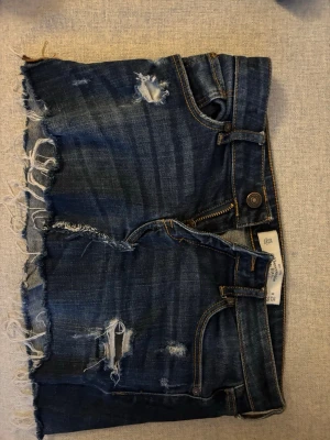 Skitsnygg jeanskjol - Jättesnygg mörkblå jeanskjol från Abercrombie and fitch som passar xs eller xxs💕