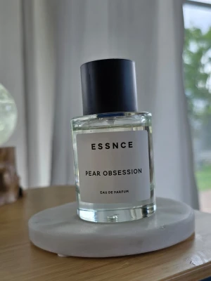 ESSNCE Pear Obsession Eau de Parfum - Fräsch parfym från ESSNCE med doften Pear Obsession. Endast tagit några spray. Se bild.