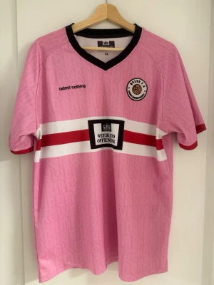 Weekend Offender Football Shirt Pink XL - Säljer en Weekend Offender WKEND F.C. Football Shirt Pink. Storlek XL.