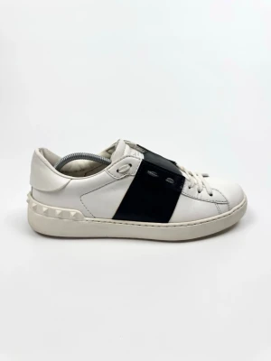 Valentino Open sneakers - Valentino Garavani Open sneakers. Storlek 39. Skick 8,5/10. Nypris ca 7700kr. 100% autentiska.