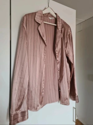 rosa satinpyjamas skjorta Change, L - Del av ett set, så fin men passar ej mig. Det går bra att buda🌸