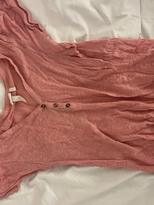 Rosa v-ringad topp med knappar - Topp med 2000-tals känsla, bekväm