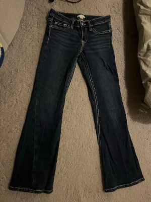 Marinblå lågmidjade jeans - Ett par jättefina marinblå lågmidjade jeans💕 storlek 152/xss De säljs på grund av inte kom till andvändning. Pris kan diskuteras❤️