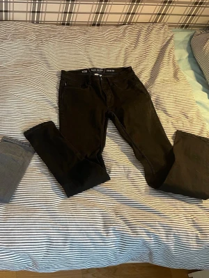Easy Wear slim fit jeans - Använda men i bra och fullt användbart skick. Sitter skönt, ser snygga ut och är redo för en ny ägare. Kommer från ett rökfritt hem och skickas inom 1 dag.