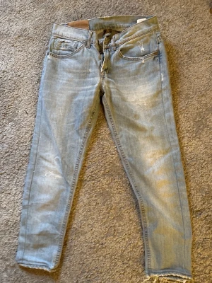 Dondup jeans - Säljer ett par snygga Dondup jeans i W 30. Passar folk som är ungefär 163-168 cm. Pris kan sänkas vid snabb affär☺️fråga gärna om du har frågor