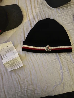 Moncler mössa  - Väldigt bra skick med kvitto, nypris upp mot 3000 från 2600. One size och perfekt mössa inför allt. Väldigt varm.