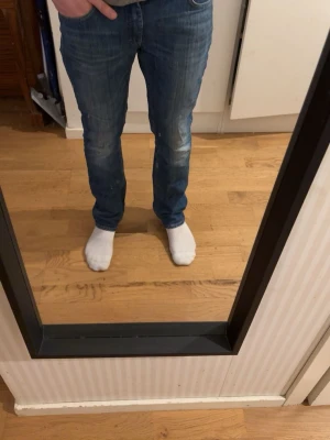 Blå raka jeans med slitningar - Säljer ett par klassiska blå jeans acne jeans. Storleken är 30/32 och skicket är riktigt bra, ingen defekt alls. Hör gärna av er vid funderingar!!