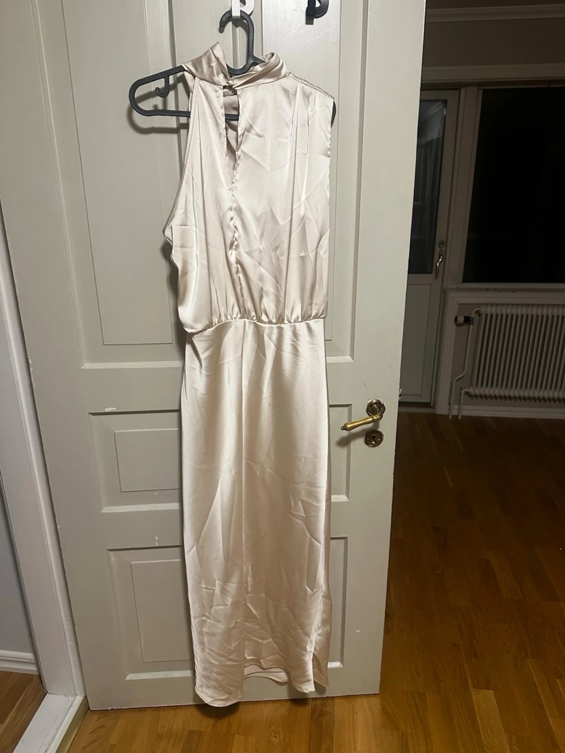 Champagnefärgad långklänning i satin - 1