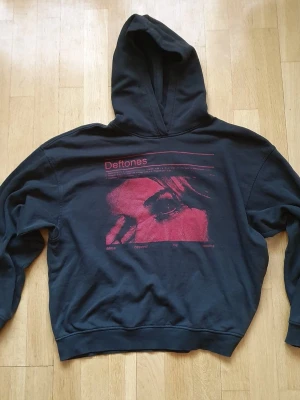 Deftones Huvtröja / Hoodie | Oversize S / Small - Huvtröjja med Deftones - Miles beyond the sound tryck på framsidan.  Deftones X HM (2023). Oversize Small (Mått finns på bilderna!) 62% bomull. 38% polyester.  Noppor förekommer!  Se bilder.