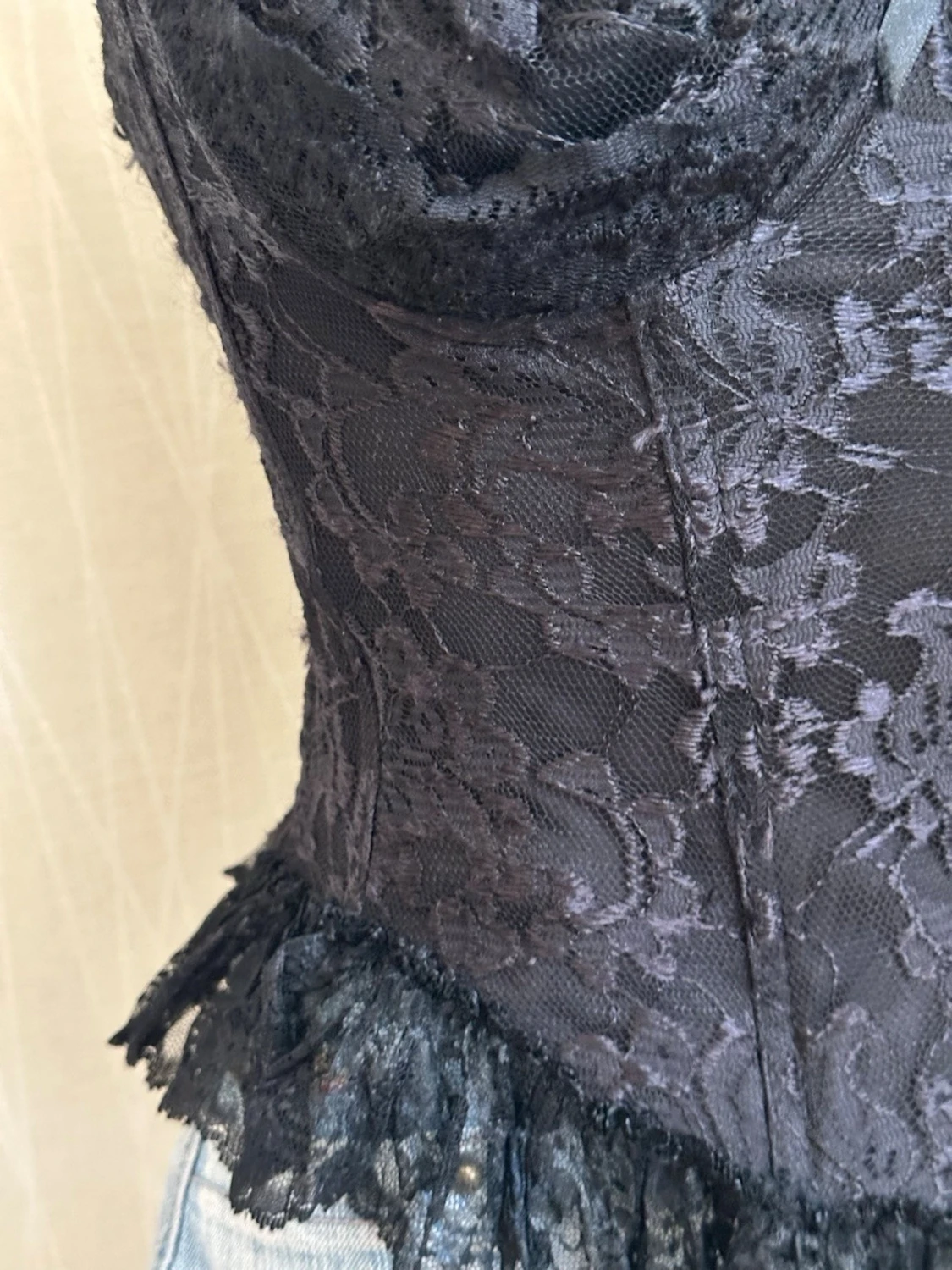 Svart spetskorsett med volangkant - 2