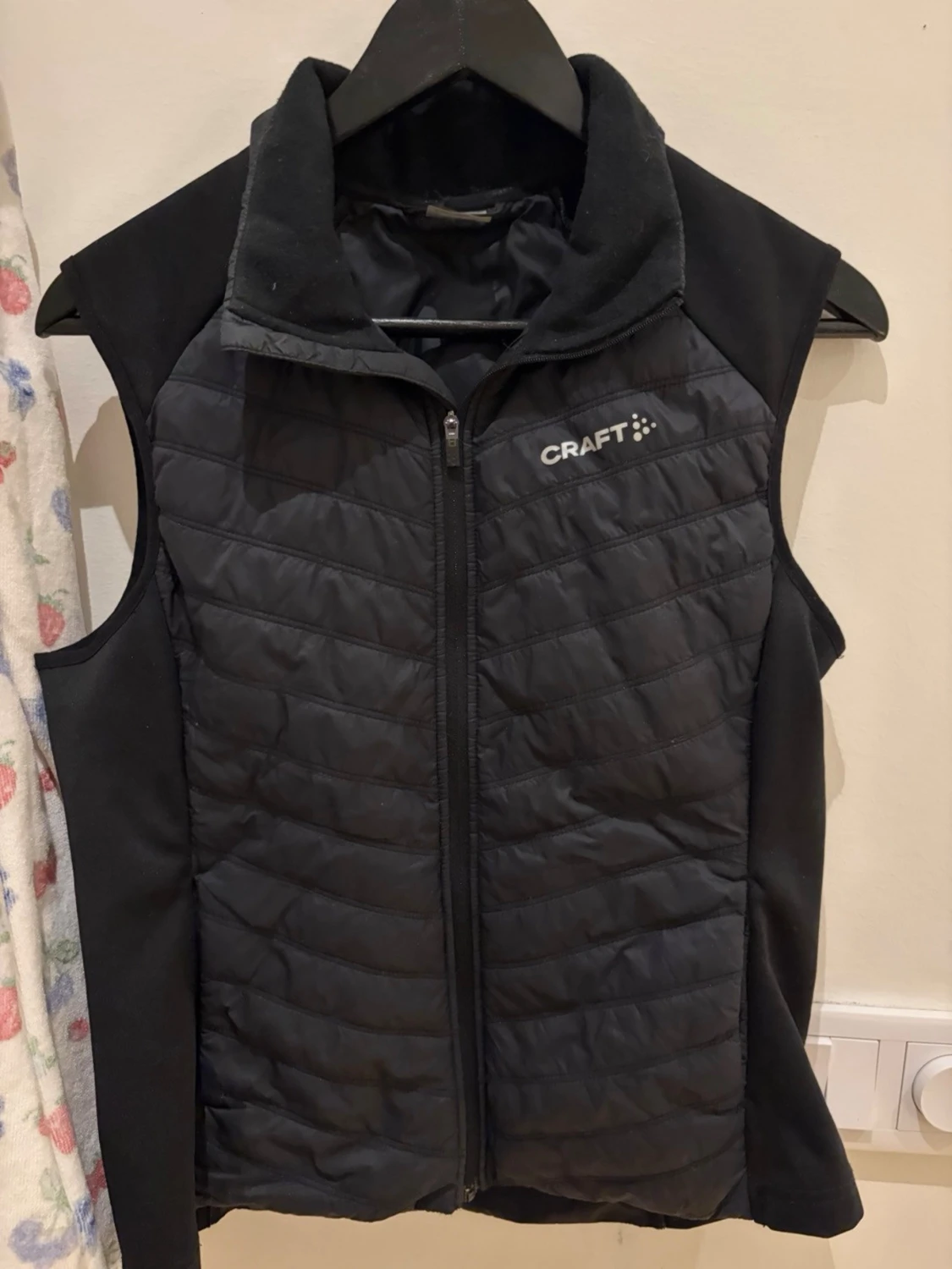 Svart dunväst från Craft