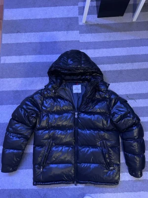 Svart dunjacka från Moncler - Snygg svart dunjacka från Moncler. Prisdiskuteras gärna vill bara bli av med den så fort som möjligt.‼️