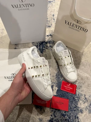 Valentino open skor - Väldigt snygga valentino skor till tjejer. Storlek 38. Allt på bilderna tillkommer! Aldrig använda!