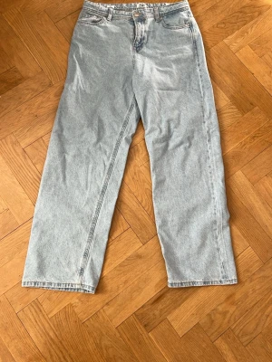 Ljusblå baggy jeans från Jack and Jones - Ljusblåa baggy jeans från Jack and Jones. Använda 1 gång. Nypris 499