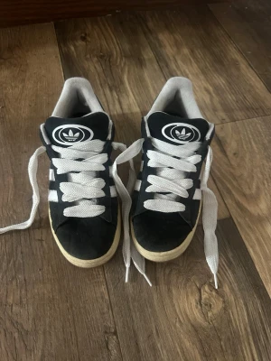 Adidas campus skor  - Nu är det dags att sälja mina svarta campus, dom är i fint skick det enda är att dom har blivit lite lite slitna bak på sulan (sista bilden) men är inget som syns eller påverkar dom🤍 storlek 38,2/3