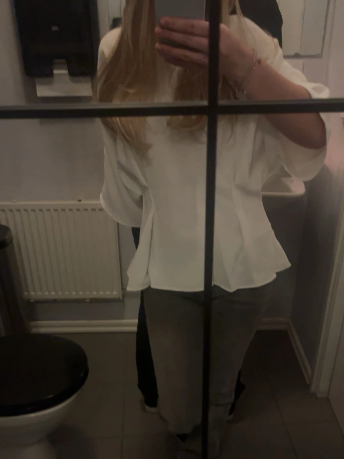 Vit blus med vid ärm