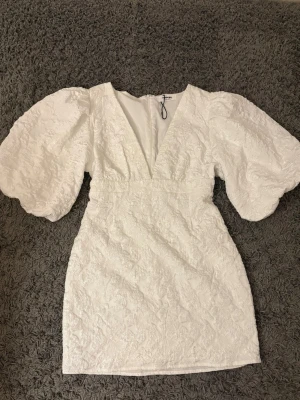 Vit kort klänning med puffärmar - Sååå sjukt fin och extremt eftertraktad klänning från showpo! 😭😭❤️❤️🙏🏼