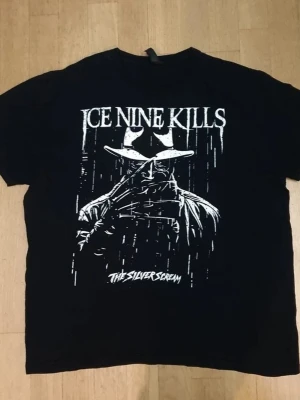 Ice Nine Kills T-Shirt | L / Large | Band Merch - T-Shirt med Ice Nine Kills - The Silver Scream tryck på framsidan.  Gildan - Softstyle Large (Mått finns på bilderna!) 100% bomull.  Se bilder.