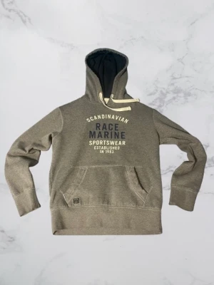 Grå hoodie från Race Marine - Skön hoodie från race marine. Denna modell säljs inte längre. Storlek S och oassar dig som är runt 170-180cm. Inga defekter.