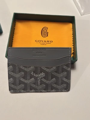 Korthållare  - Säljer nu min korthållare eftersom jag har fått en ny har aldrig använt den här så den är som helt ny kan gå ner lite i pris ifall de blir snabb affär 