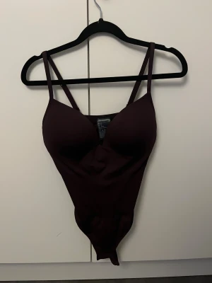 Vinröd body - Jättefin vinröd body från H&M i storlek M, andvänd 1 gång🫶🏼