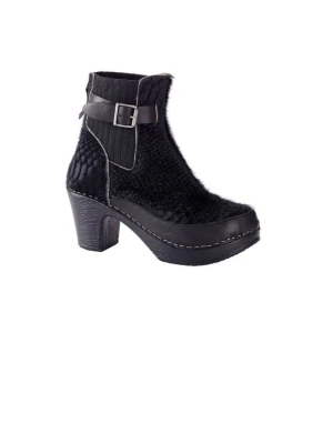 Calou Stockholm - Svarta stövletter med päls och spänne - Unika svarta stövletter med klack, pälsimitation och coolt mönstrad yta. Dekorativt spänne runt ankeln och elastisk resår på sidan för enkel påtagning. Grov sula med vita sömmar ger extra edge. Perfekta för dig som vill sticka ut. Mycket sparsamt använda. Nypris 2500kr 