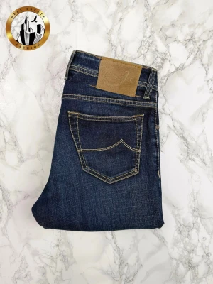 Jacob Cohën 31 - Mörkblå Jacob Cohën 688 Comfort jeans i storlek W31 i nästintill nyskick. Tveka inte på att höra av dig för fler bilder eller vid minsta fundering! Självklart äkta. Skick: 9,5/10 | Mått A: 42cm | Mått B: 100cm | Mått C: 78,5cm