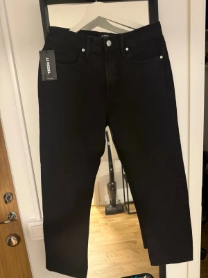 Svarta raka jeans från JJ REBEL - Snygga svarta jeans från JJ REBEL med rak passform och klassisk femficksdesign. Jeansen har silverfärgade nitar och knapp, samt bältes anycklar. Tillverkade i ett mjukt denimtyg som ger en avslappnad men stilren look.Tveka inte på att skicka ett meddelande om intresse och pris! ☺️