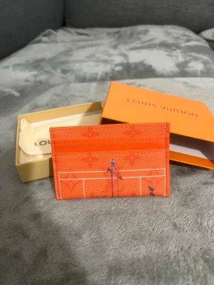  kortfodral  - Korthållare helt ny och oanvänd allt som vissas i bilden medföljer, skickas inom 24 timmar, modellen är helt ny så passa på o köp de ifall du vill sticka ut