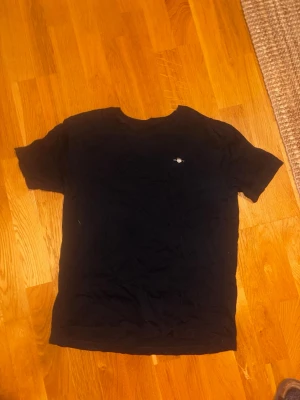 Svart t-shirt från Vivienne Westwood - Gant tröja