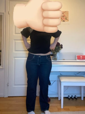 Mörkblå raka jeans med kontrastsömmar - Snygga mörkblå jeans med raka ben och tydliga kontrastsömmar. Klassisk femficksmodell och normalhög midja. Jeansen har en enkel knappstängning och är tillverkade i ett robust denimtyg som ger en tidlös look.                                       Köpte för ett litet tag sen men har inte använt dom mycket alls pga dom sitter lite för tajt runt rumpan. Dom är alltså fräscha och fin utan några slitage eller sånt jag ser, relativt nytt skick. Från märket Weekday.