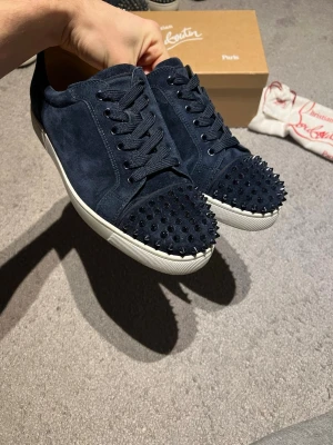  Louboutin - Dessa är toppen skick i STL 44, sällsynta i dessa skick i navy färg ”äkta”, dm för mer info om det önskas. Tar det även privat om det önskas för slippa onödiga kostnader och krångel