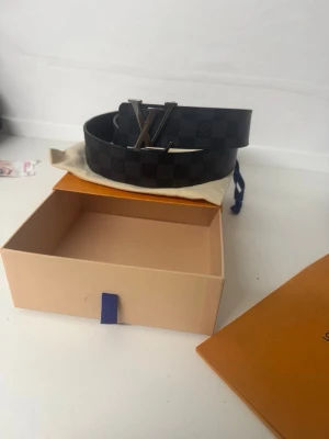 Louis Vuitton Bälte Reversible - Louis Vuitton reversible bälte i top skick. Allt i bilden tillkommer vid köp av bältet köpt i Louis Vuitton’s egna butik i Stockholm. Storlek 95🙌
