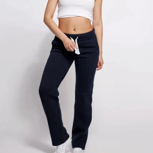 Mörkblå RUSSEMERCH byxor - Snygga mörkblå mjukisbyxor ifrån russemerch! Helt nya med lapp kvar.