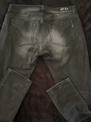 Dondup George Jeans - Säljer nu dessa tvärfeta dondup jeansen med en snygg mörk tvätt, som även har små och väldetaljerade slitningar, nypriset på sådana hära ligger runt 2500kr och är galet trendiga just nu.