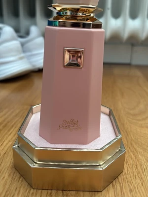 Sweet Paradise parfym French Avenue - Parfymen är aldrig använd, jag säljer då jag inte tyckte om den. Är i nyskick och kommer med originalförpackningen