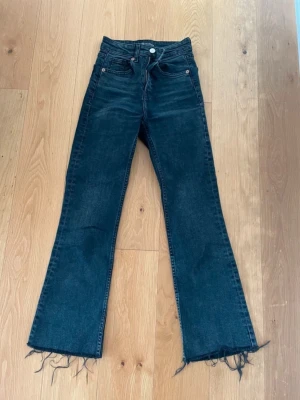 Mörkblå bootcut jeans från Zara - Säljer ett par mörkblå bootcut jeans från Zara, fint skick i storlek 32