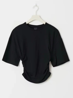 Svart croppad topp - Snygg svart croppad topp med korta ärmar och cool snörningsdetalj i sidan. Perfekt till höga jeans eller kjol. T-shirten har en enkel rund halsringning och är gjord i mjukt material som sitter tight och bekvämt. Använd 1-2 ggr💕