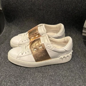 Valentino skor - Valentino ”open” i roseguldig färg. Dam storlek 36. Fint skick. Väldigt efterfrågad modelll. Skriv för mer bilder/info. Nypris ca 7000 :-❤️