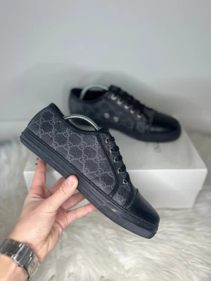 Gucci skor - Gucci skor !! | Säljer dessa supersnygga Gucci skor💫 | Skorna är i strl 41 (fits 42)  med ett sulmått på 27cm| Skorna är 9/10 skick och sparsamt använda förutom lite smuts 🌟| Endast skor medföljer ! | Nypris - ca 8500  sek | Pris kan diskuteras vid snabb affär!! 💸 | För flera bilder eller frågor så är det bara att kontakta mig, skriv gärna till mig innan ni köper!📩