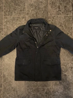 Jacka från Piombo - Tja! Säljer en fet Field jacket från märket Piombo, i gott skick, perfekt nu inför våren. Storlek M. Bara att höra av sig vid eventuella frågor!