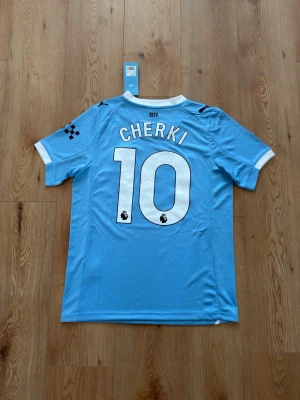 Manchester City Cherki fotbollströja - Helt oanvänd med tags kvar och påse. Storlek Small. Skriv privat för fler bilder eller vid funderingar!
