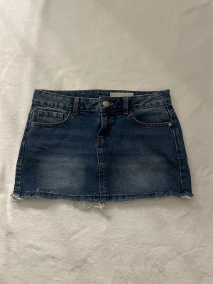 Jeanskjol - Säljer en mörkblå jeanskjol då den inte används. Super bra skick och inga defekter. Pris går att diskuteras!