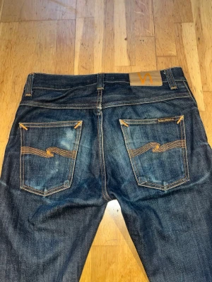 Selvedge jeans grim Tim nudie jeans - Tjena! Säljer dessa riktigt snygga jeans! Det är modellen grim Tim och det är Japanese dry Selvedge 100% cotton. Vilket är ganska ovanligt! Dessa jeans har slitningar som tar flera år att skapa vilket är väldigt exklusivt! Nypris ligger på 3000kr storlek 28/32 men passar 29/32! Hör av dig vid minsta fundering! Kan givetvis förhandla 