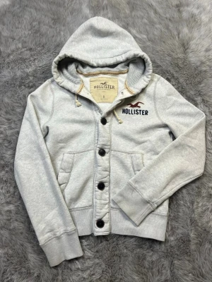 Hollister hoodie - Säljer denna sällsynta och mycket eftertraktade Hollister hoodie | Storlek S | Skick 9/10 | Vid eventuella frågor hör gärna av dig och erbjuder bra pris vid köp av bundle 😁✅