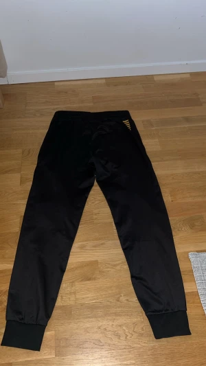 Svarta ea7 mjukisbyxor med resår - Säljer ett par svarta ea7 mjukisbyxor. Priset är inte hugget i sten 