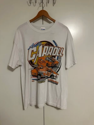 Vit Andy Carroll racing t-shirt - Vintage T-shirt köpt på thrift i USA. Unikt tryck både fram och bak. Passar L/XL Skriv för fler bilder, mått eller andra frågor!