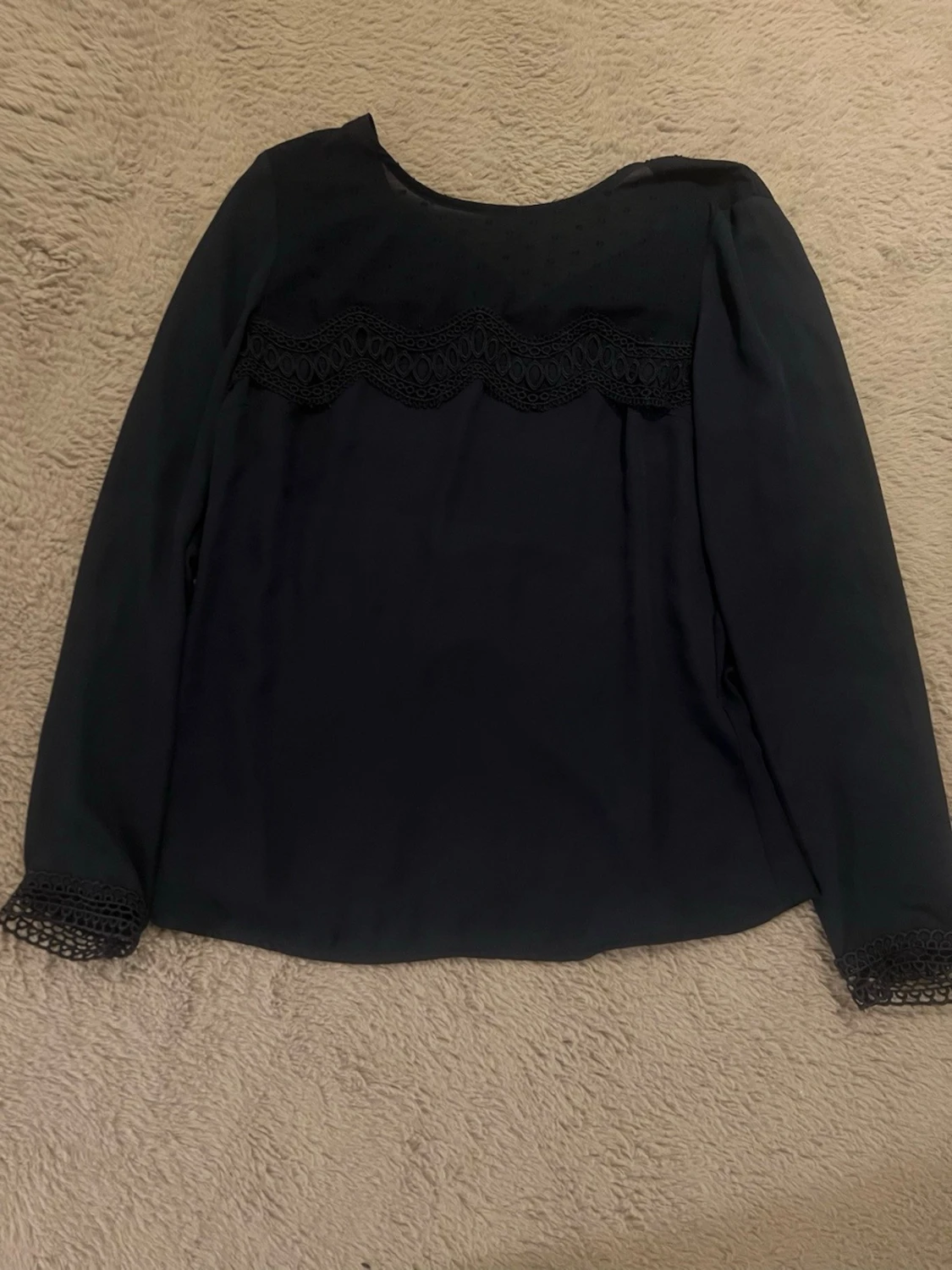 Mörkblå blus med spetsdetaljer Orsay